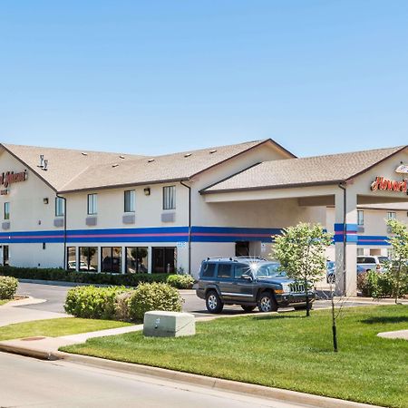 Howard Johnson By Wyndham Wichita Airport Buitenkant foto