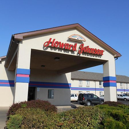 Howard Johnson By Wyndham Wichita Airport Buitenkant foto