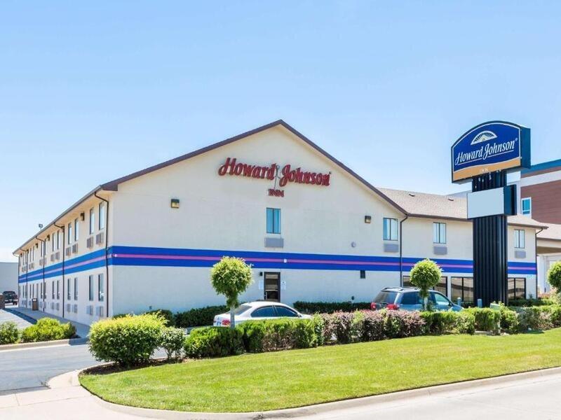 Howard Johnson By Wyndham Wichita Airport Buitenkant foto