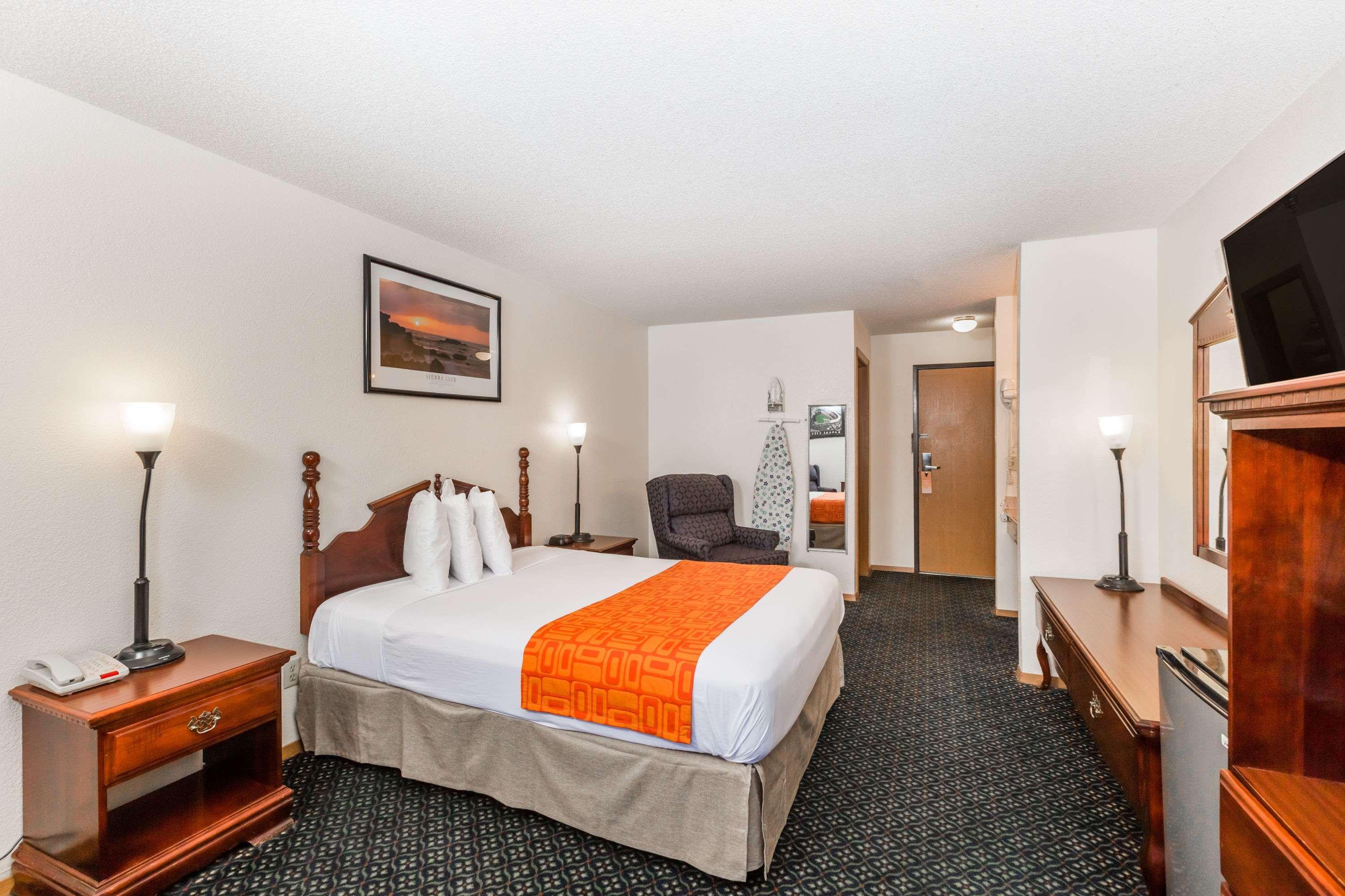 Howard Johnson By Wyndham Wichita Airport Buitenkant foto