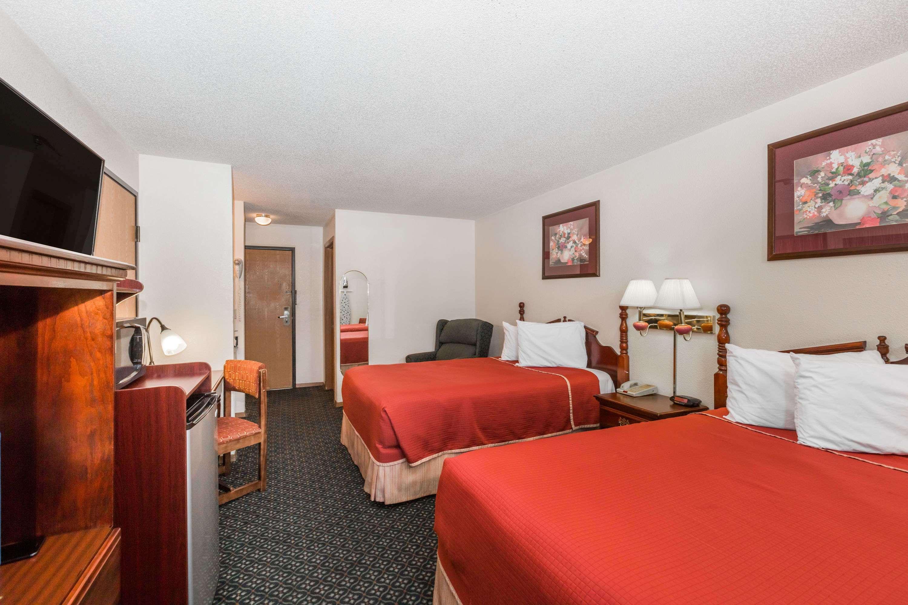 Howard Johnson By Wyndham Wichita Airport Buitenkant foto