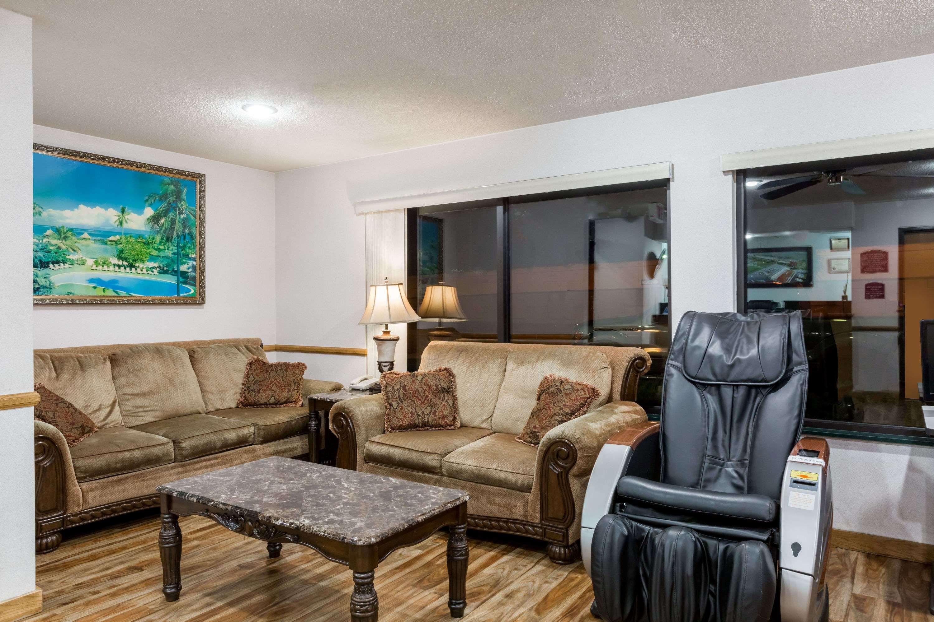 Howard Johnson By Wyndham Wichita Airport Buitenkant foto