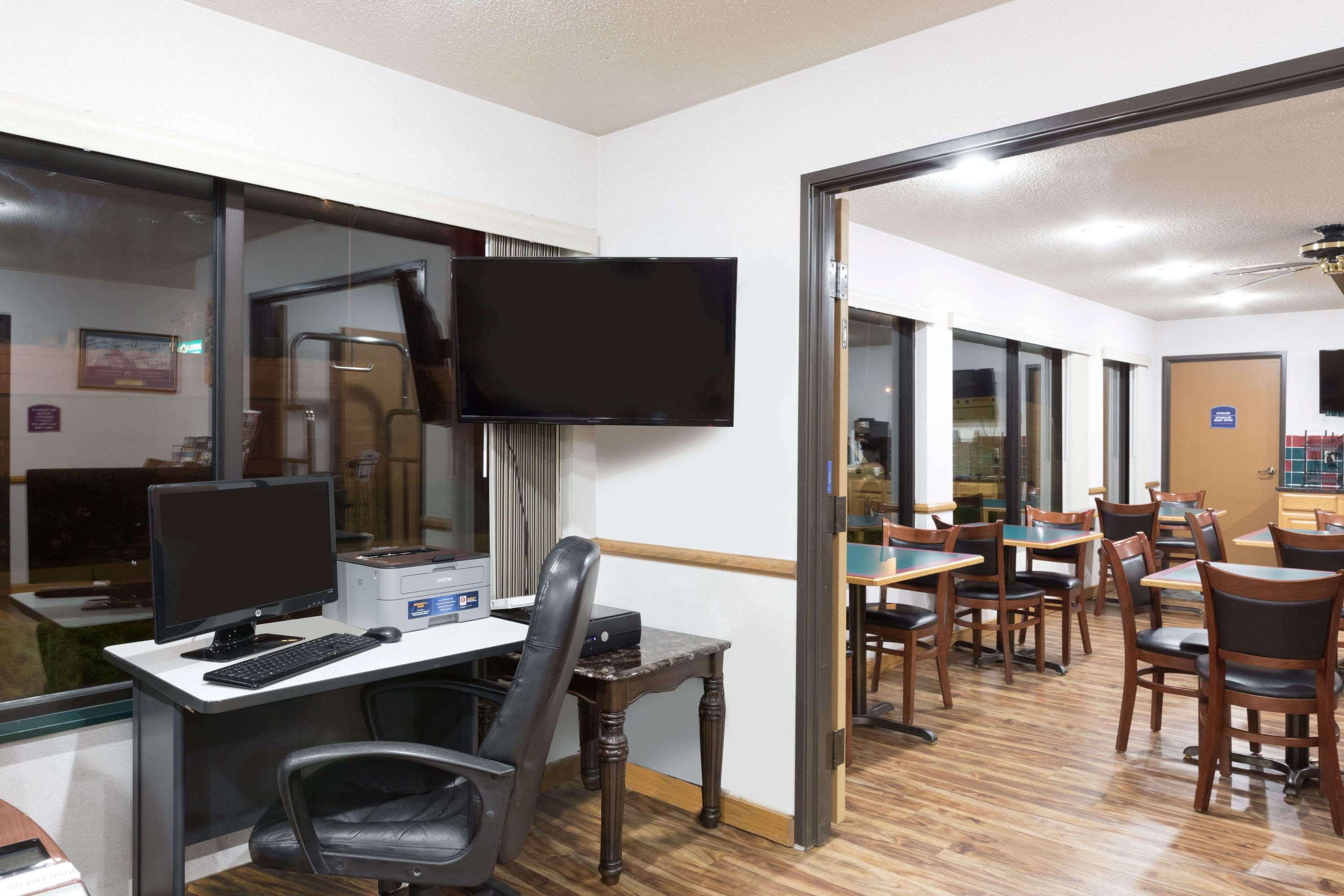 Howard Johnson By Wyndham Wichita Airport Buitenkant foto