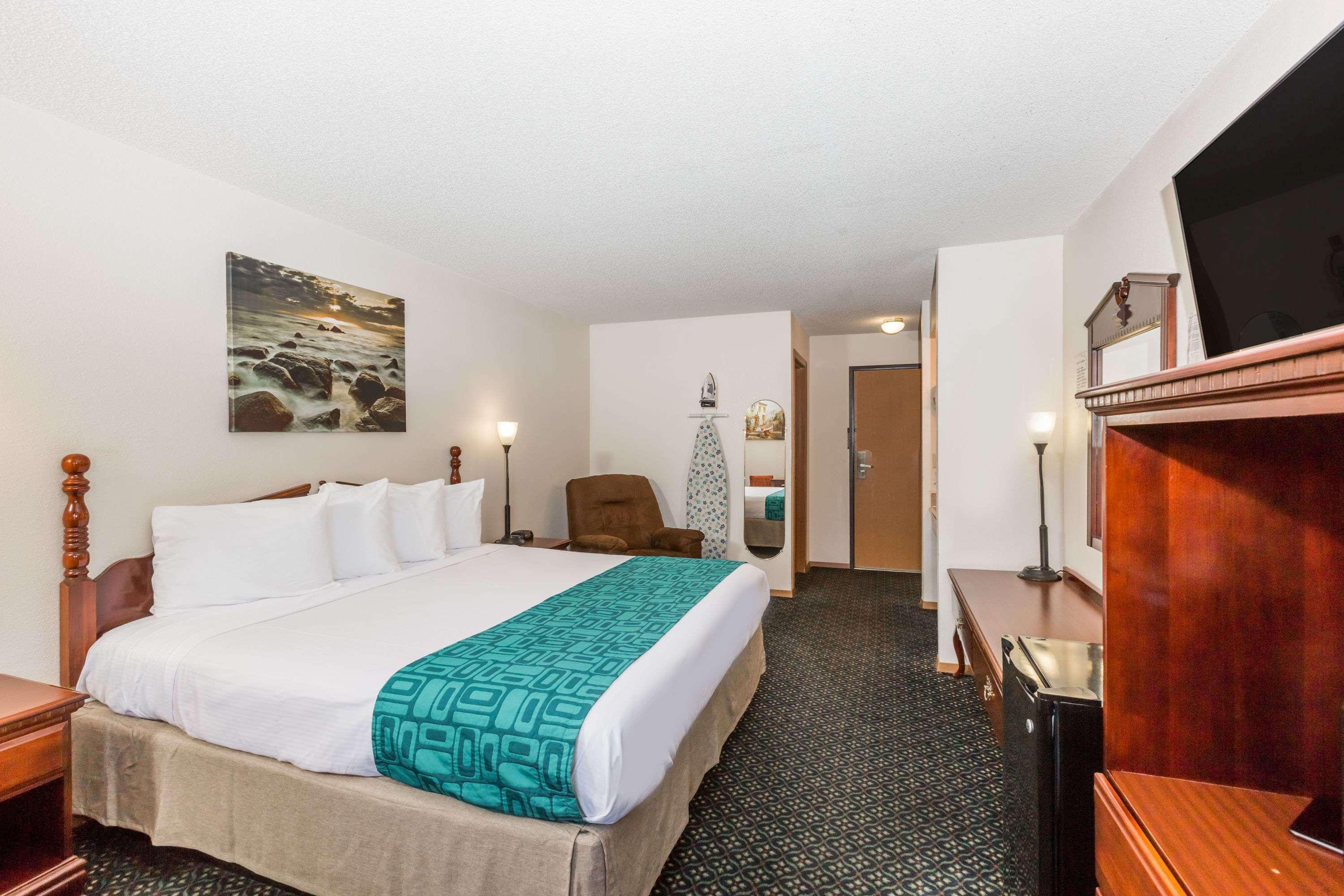 Howard Johnson By Wyndham Wichita Airport Buitenkant foto