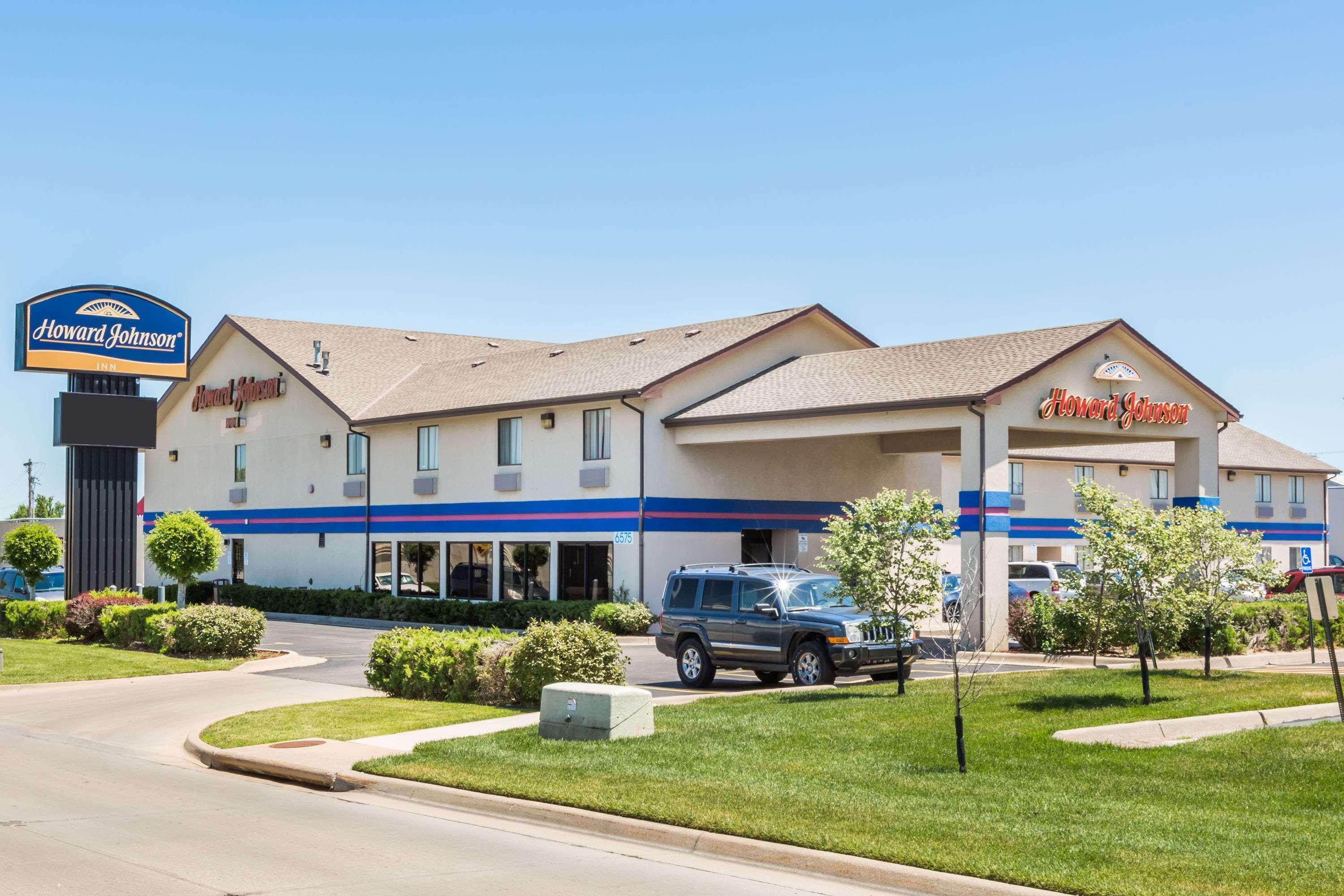 Howard Johnson By Wyndham Wichita Airport Buitenkant foto