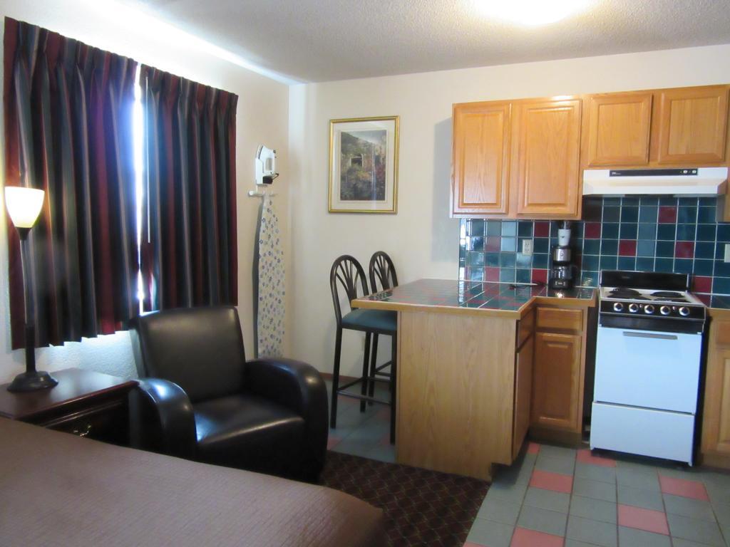 Howard Johnson By Wyndham Wichita Airport Buitenkant foto