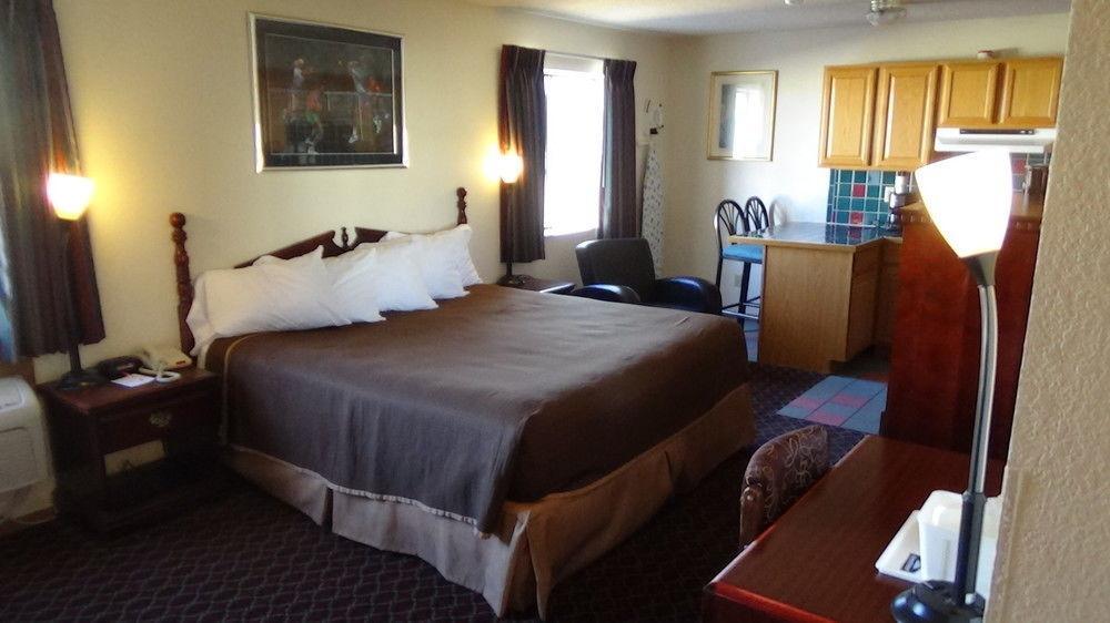 Howard Johnson By Wyndham Wichita Airport Buitenkant foto