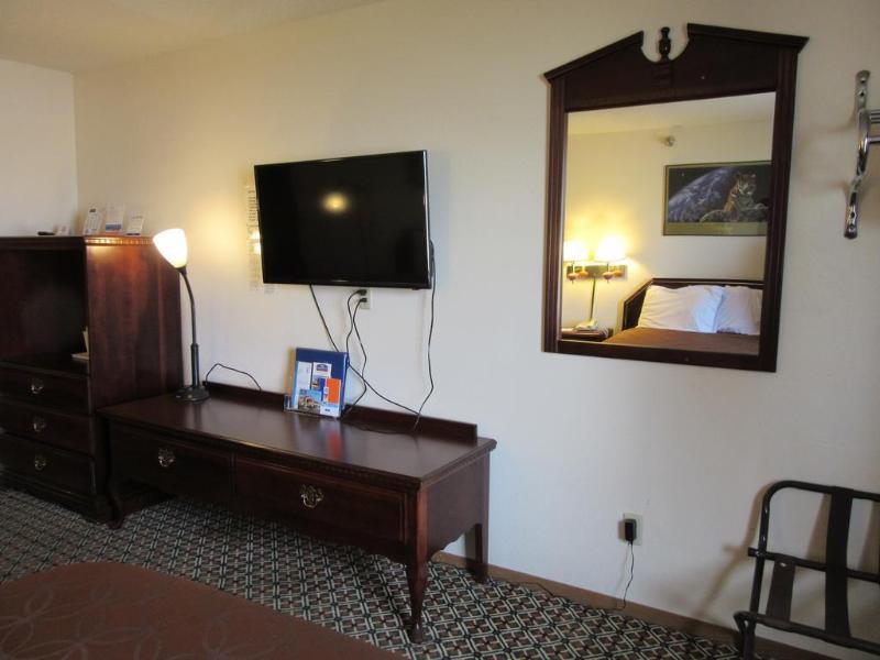 Howard Johnson By Wyndham Wichita Airport Buitenkant foto