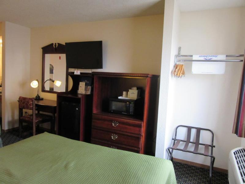 Howard Johnson By Wyndham Wichita Airport Buitenkant foto