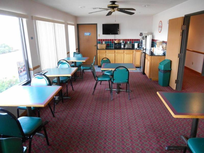Howard Johnson By Wyndham Wichita Airport Buitenkant foto