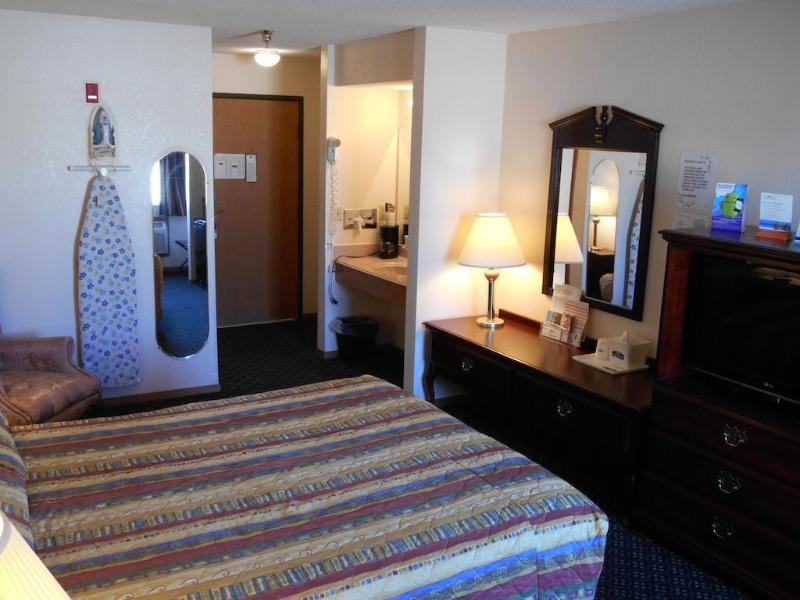 Howard Johnson By Wyndham Wichita Airport Buitenkant foto