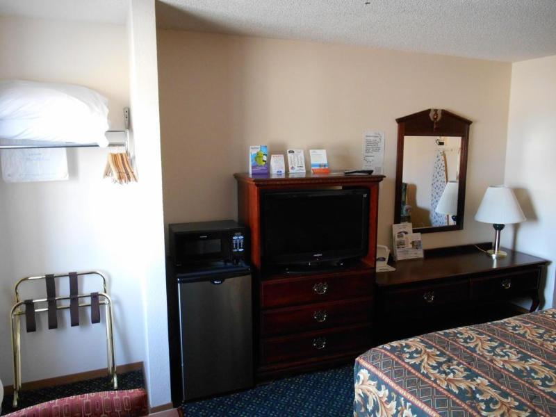 Howard Johnson By Wyndham Wichita Airport Buitenkant foto